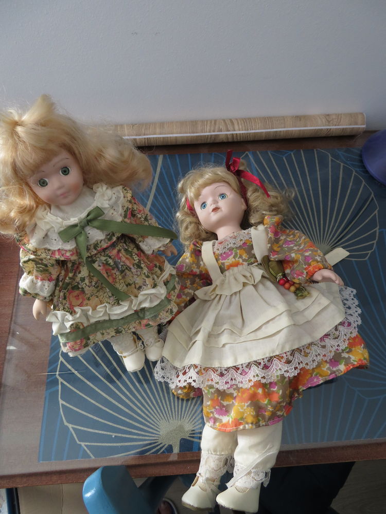 Deux poupées en habits fleuris 6 La Chaussée-d'Ivry (28)
