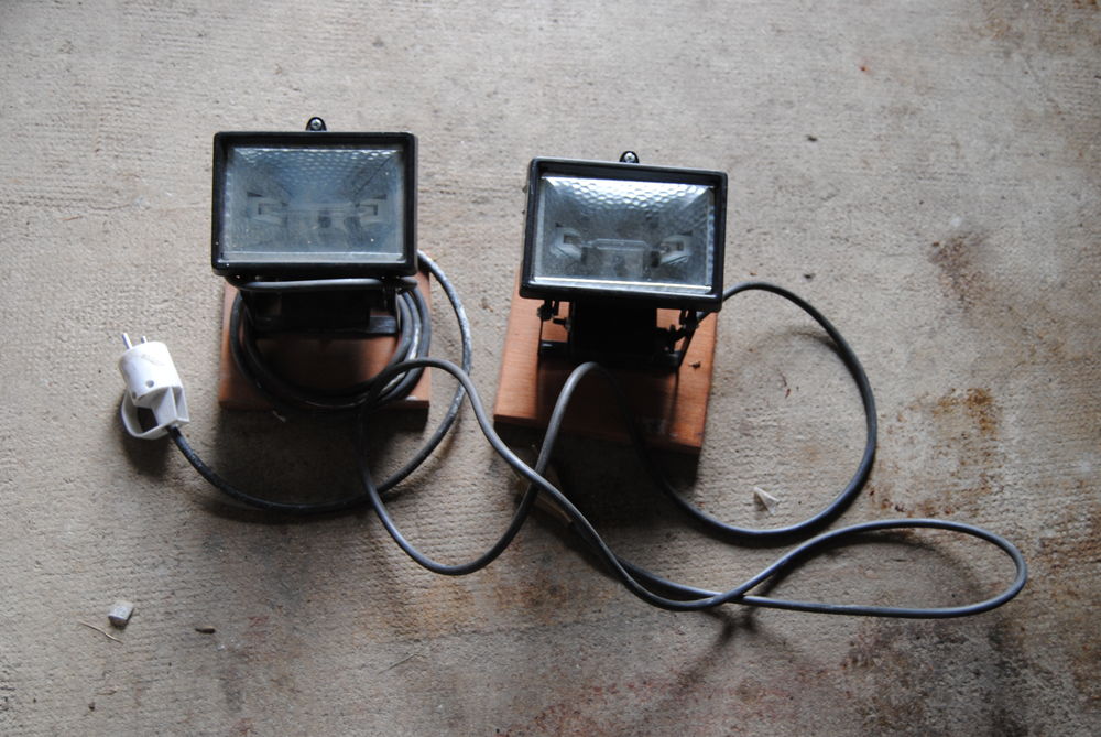 Lot de deux projecteurs ext�rieurs noirs type halog�ne R7S 7 20 Villeneuve-sur-Yonne (89)