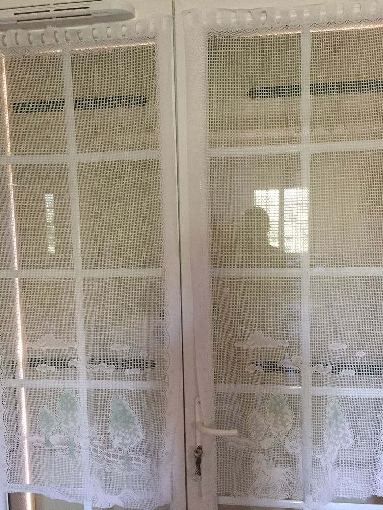 Deux rideaux blancs avec un motif d'arbres 10 N�mes (30)