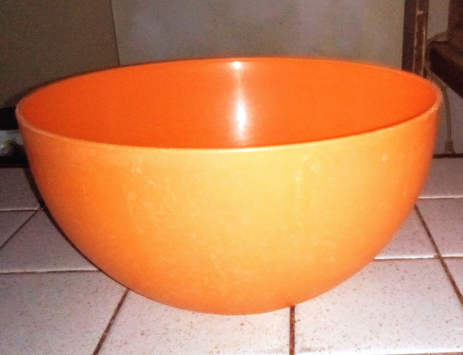  Deux saladiers  couleur orange en plastique avec cuill�res 5 Marines (95)