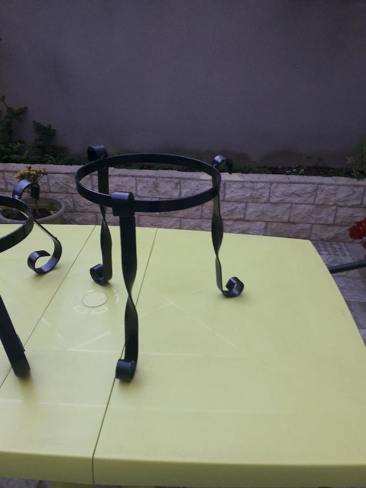 DEUX SUPPORTS DE PLANTES 25 Balaruc-les-Bains (34)