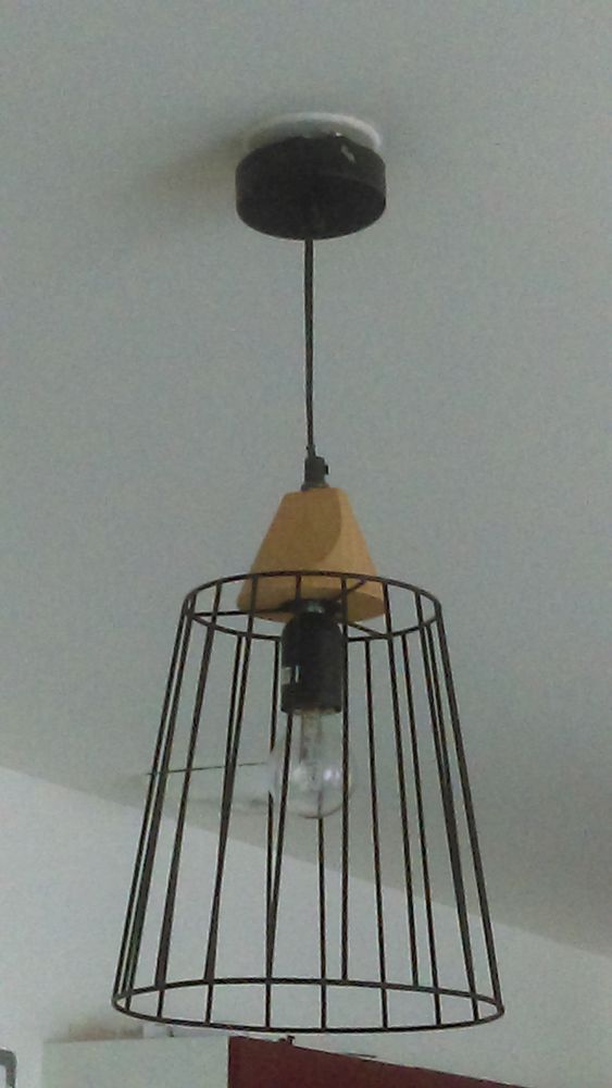 Lot de deux suspensions filaires m�tal noir et bois
20 Angoulins (17)