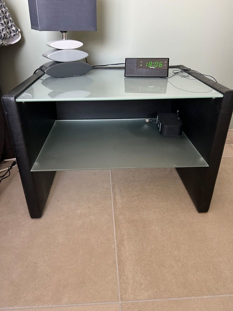 deux tables de chevet 40 B�ziers (34)