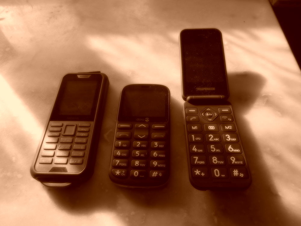 deux téléphones a touches DORO  NOKIA un smartphone TELEFUNK 170 Saint-Laurent-d'Aigouze (30)