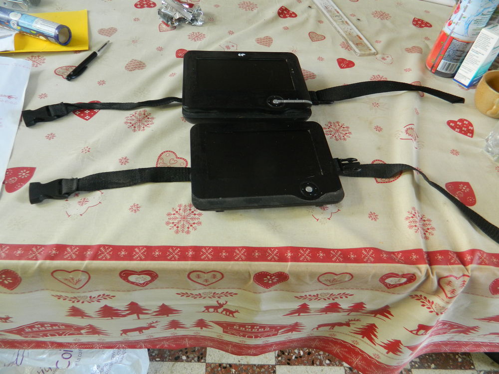 DEUX TELEVISIONS DE VOITURE LECTEUR DE D.V.D. EN BON ETAT 20 Englebelmer (80)