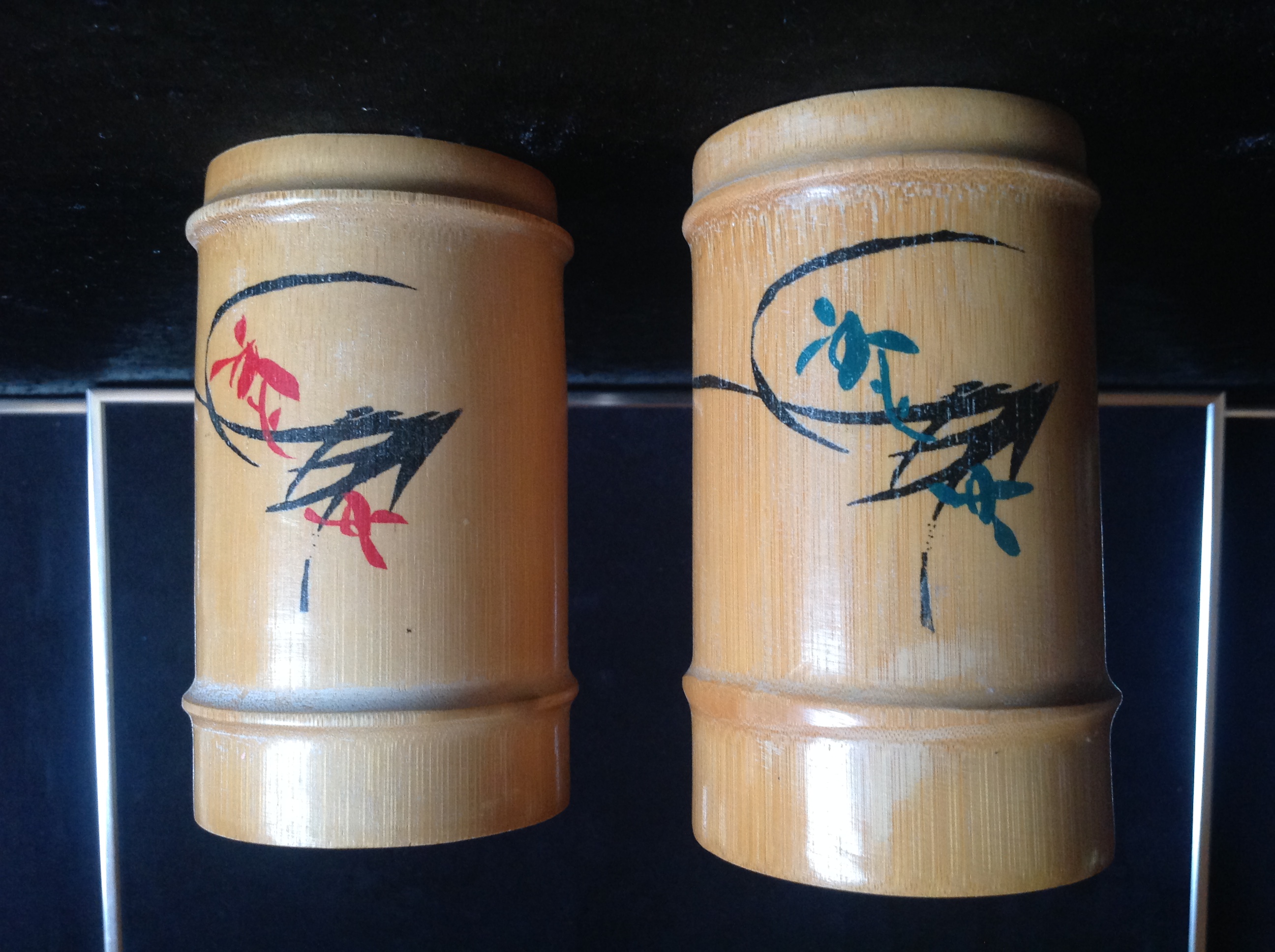 DEUX VASES OU POTS � CRAYON BAMBOU MOTIF PEINT Envoi Possibl 7 Tr�gunc (29)