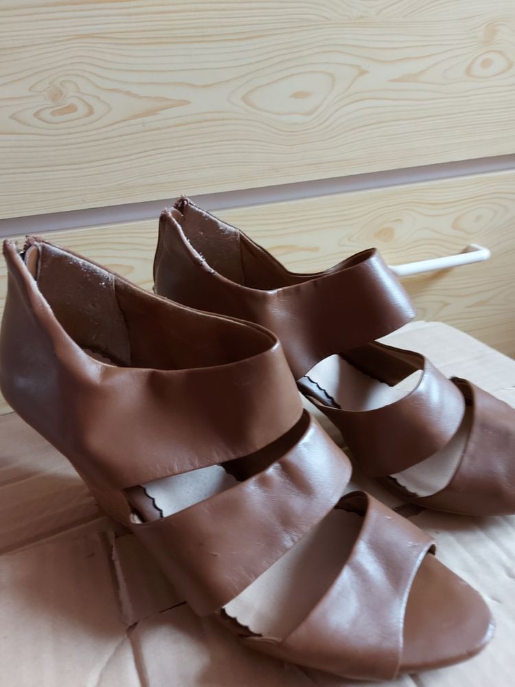 diff�rents mod�les de chaussures, une qui est neuf 6 Charleville-M�zi�res (08)