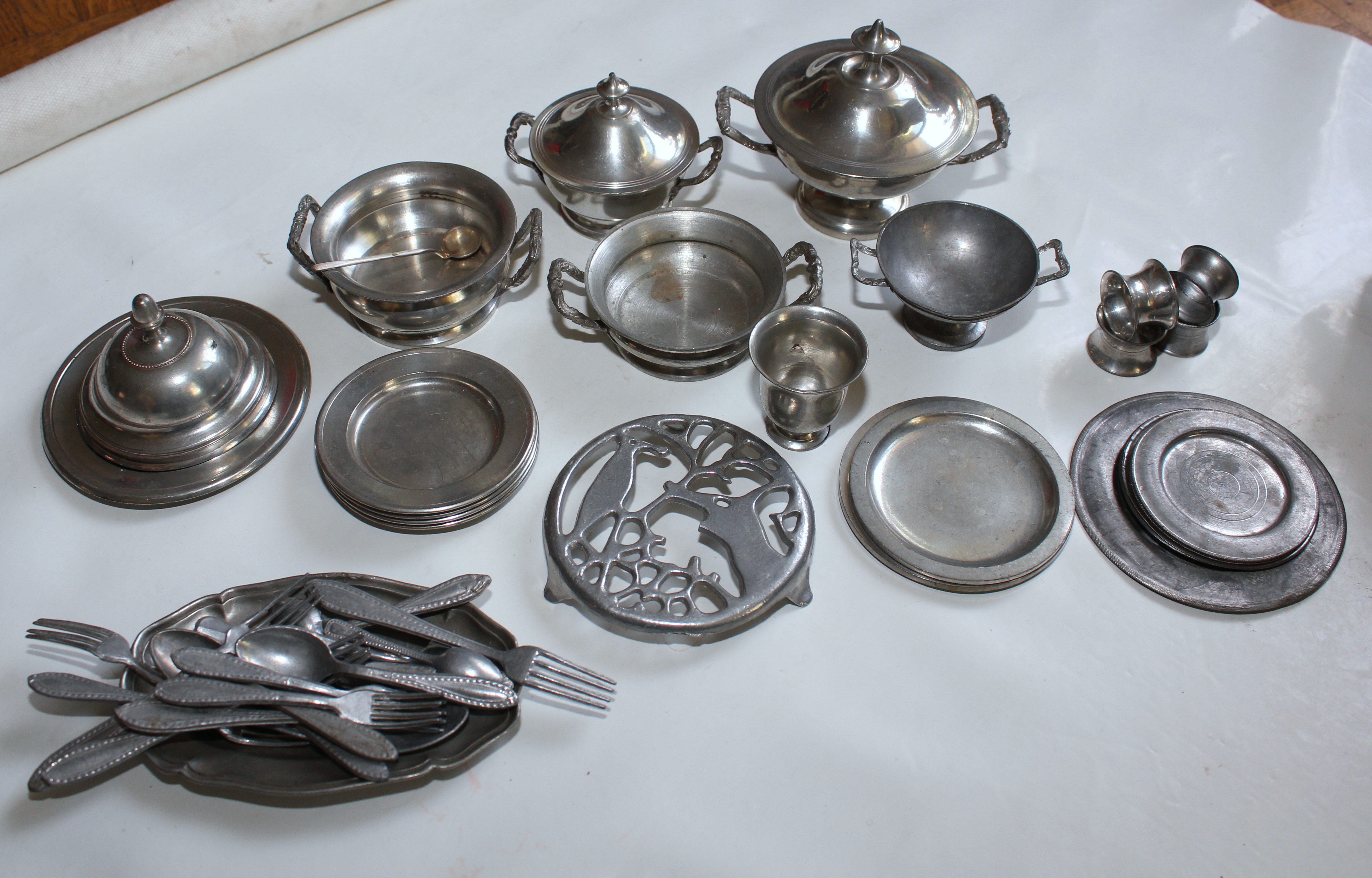 Dinette ancienne en m�tal , jouet 1900 100 Issy-les-Moulineaux (92)