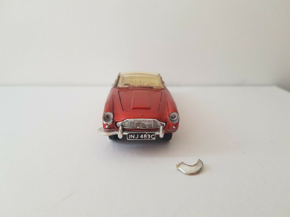 Dinky Toys Aston Martin DB5 N�110 35 Lys-lez-Lannoy (59)