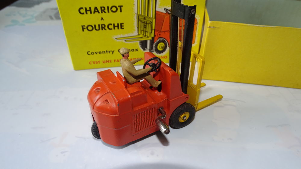 
V 52 DINKY TOYS
CHARIOT A  FOURCHE 
Coventry Climax
79 Bar-le-Duc (55)