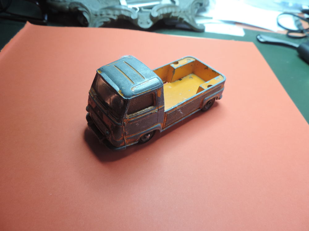 DINKY TOYS - ESTAFETTE RENAULT  - Echelle : 1/43 �me. 12 Albi (81)