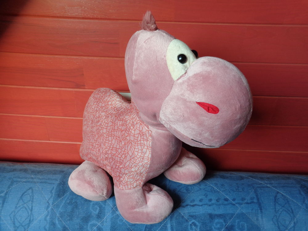 Dinosaure rose en peluche. 10 Theix (56)