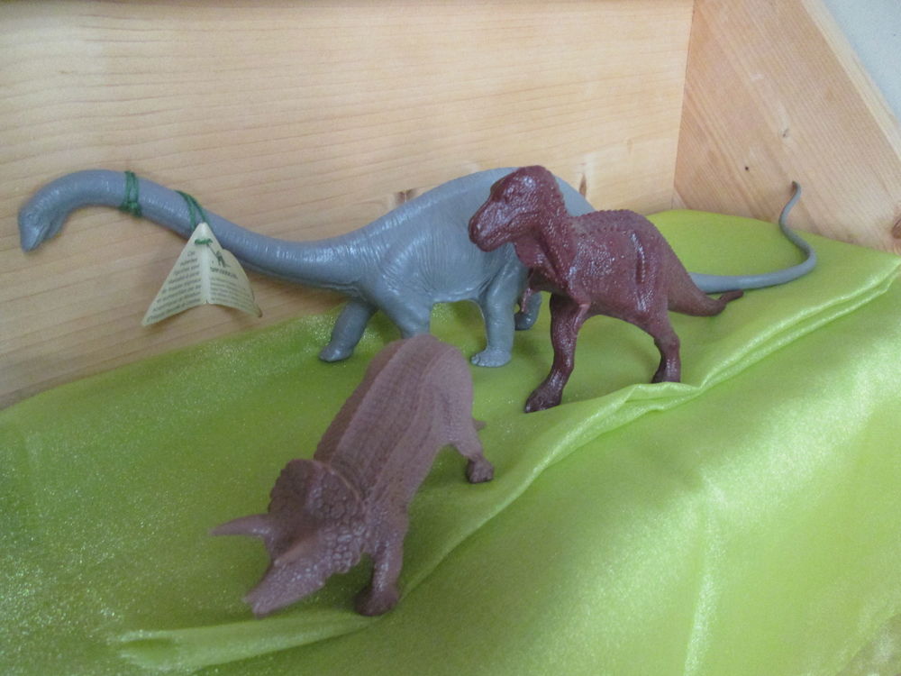3 Dinosaures  Invicta  Plastics LTD  15 Goussainville (95)