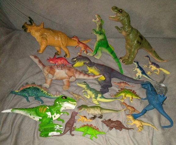 Lot 23 dinosaures + livre le monde des dinosaures 35 Beauchamp (95)