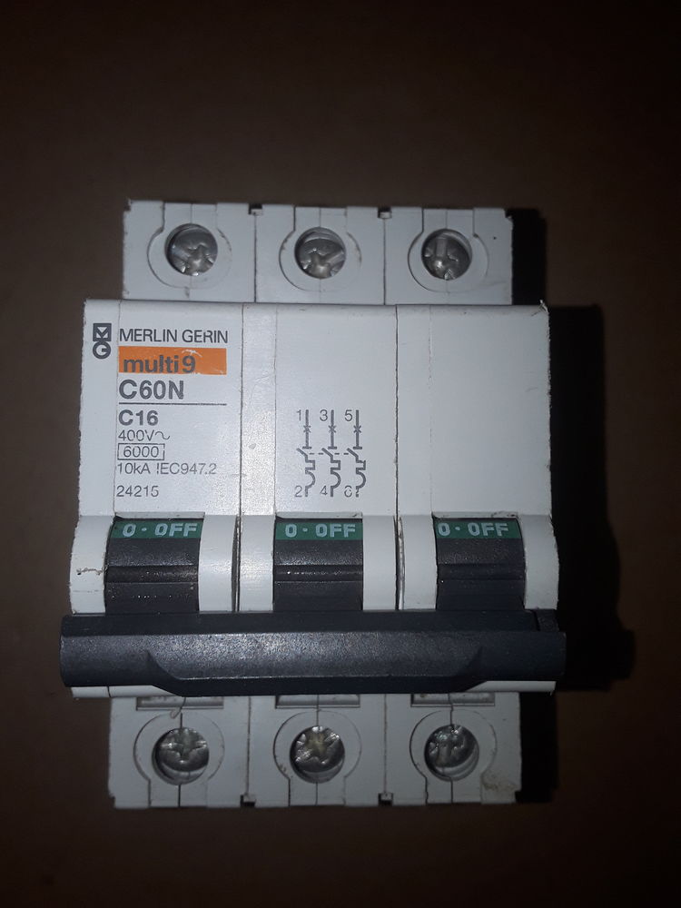 DISJONCTEUR MG 24215 TRIPOLAIRE 29 Serres-Castet (64)