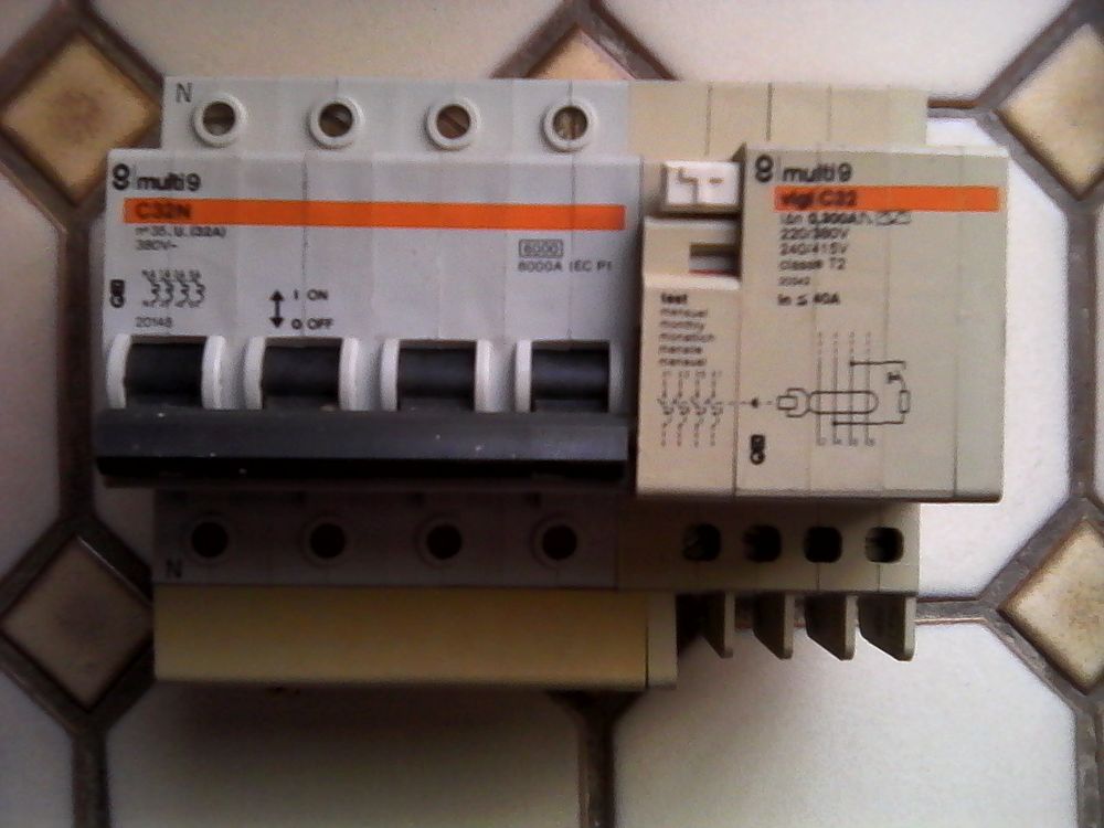 Disjoncteur diff�rentiel modulaire t�tra 32 � Merlin G�rin . 0 Vermelles (62)
