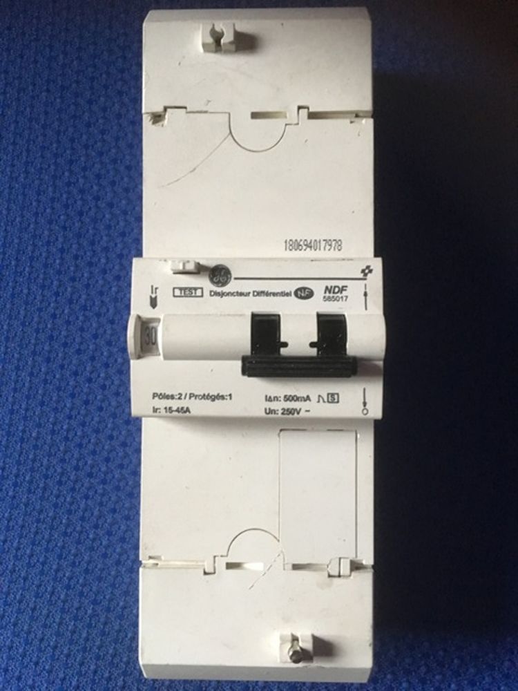 disjoncteur diff�rentiel monophas� 15/45 S - 500 mA 30 Mandres-les-Roses (94)