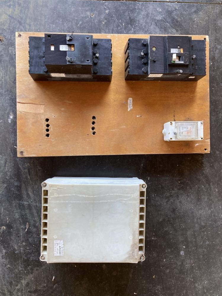 Disjoncteur �lectrique 85 Labastide-Sav�s (32)