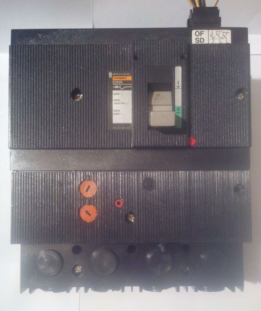 Disjoncteur Power breaker C250N 4 poles 500 Massy (91)