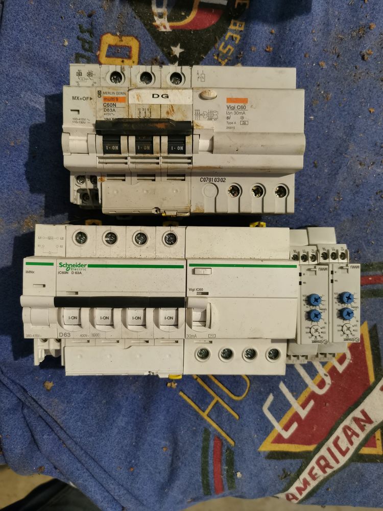 Disjoncteur Schneider 4 p�les + diff�rentiel 300mA + Merlin 150 Estibeaux (40)