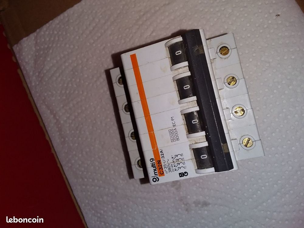 Disjoncteur t�trapolaire 32a mg ref.20148 15 Serres-Castet (64)