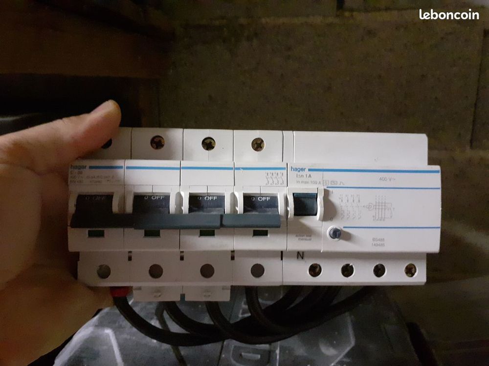 Disjoncteur triphas� HAGER 100 Opio (06)