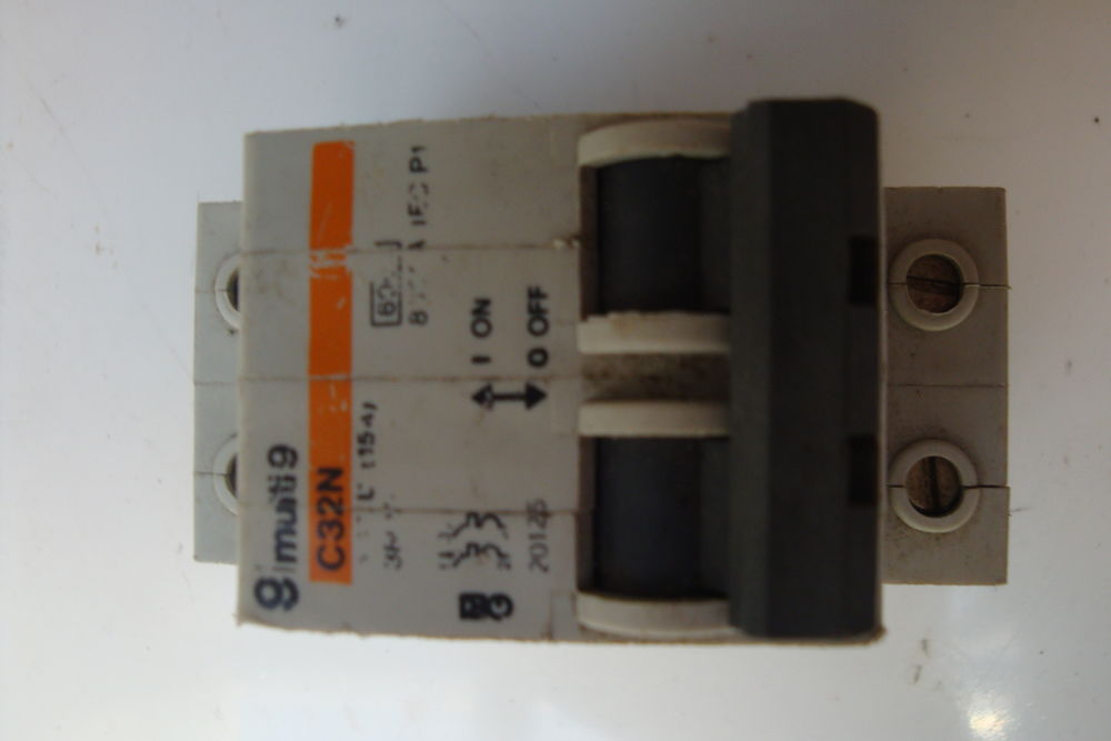 Disjoncteur C32 15 A 10 Quesnoy-sur-De�le (59)