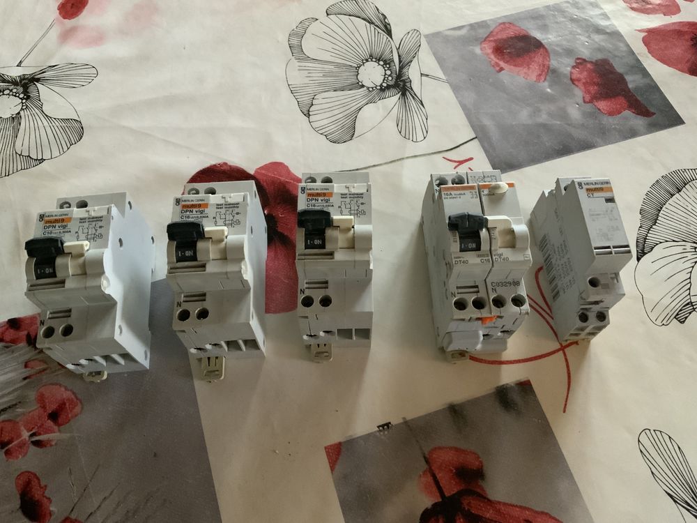 lot de disjoncteur 45 La Destrousse (13)