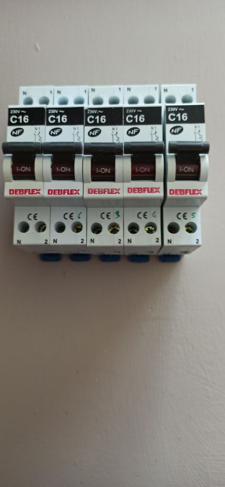 Disjoncteurs 16 Amp�res 15 Brou� (28)