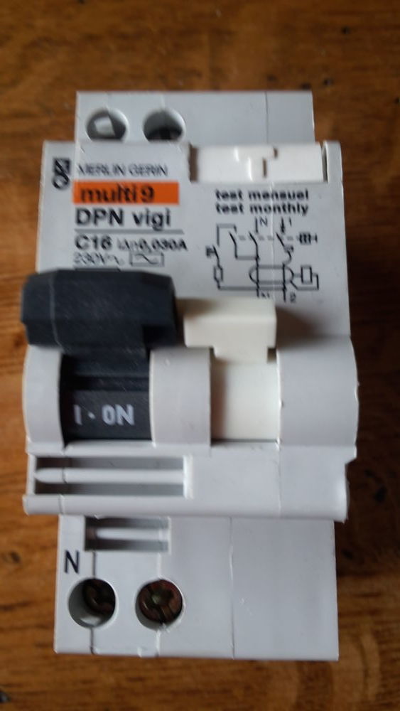 3 disjoncteurs diff�rentiels monoph�s 16A -DPN VIGI  30ml 30 Paris 12 (75)