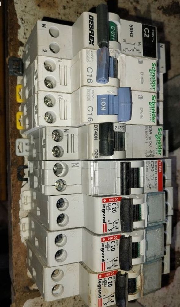 Disjoncteurs �lectriques 40 Gigean (34)