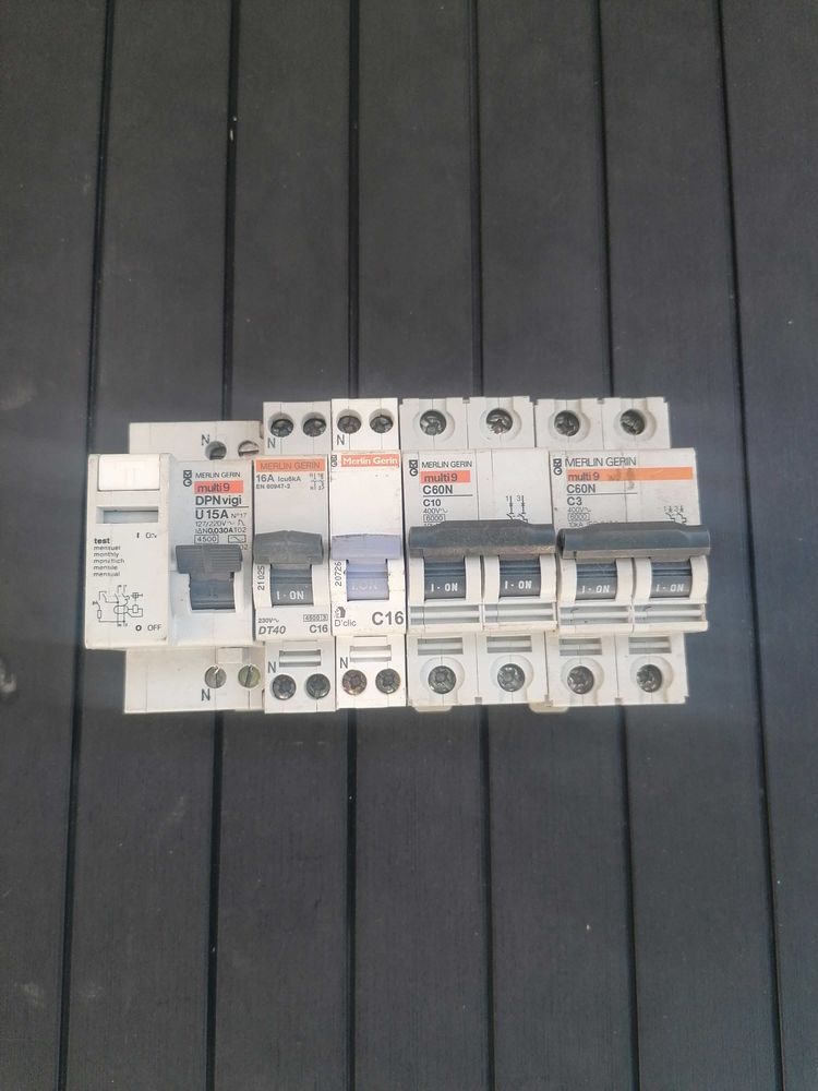 Lot disjoncteurs Merlin gerin 20 Saint-Jean-de-Bournay (38)