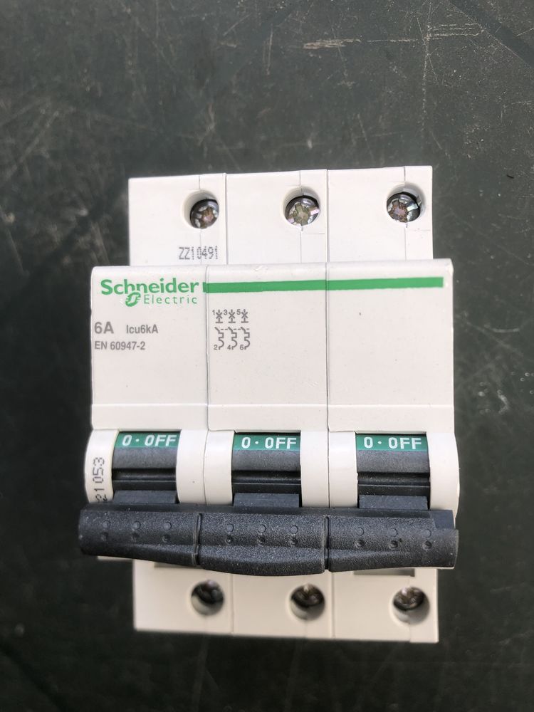 Disjoncteurs 6A et 10A neufs
10 Palaiseau (91)