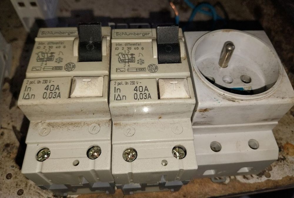 Disjoncteurs et prise 20 Gigean (34)