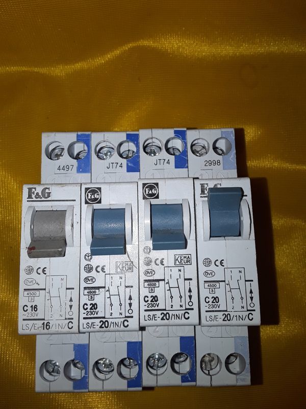 LOT de 4 DISJONCTEURS Fet G
10 Serres-Castet (64)