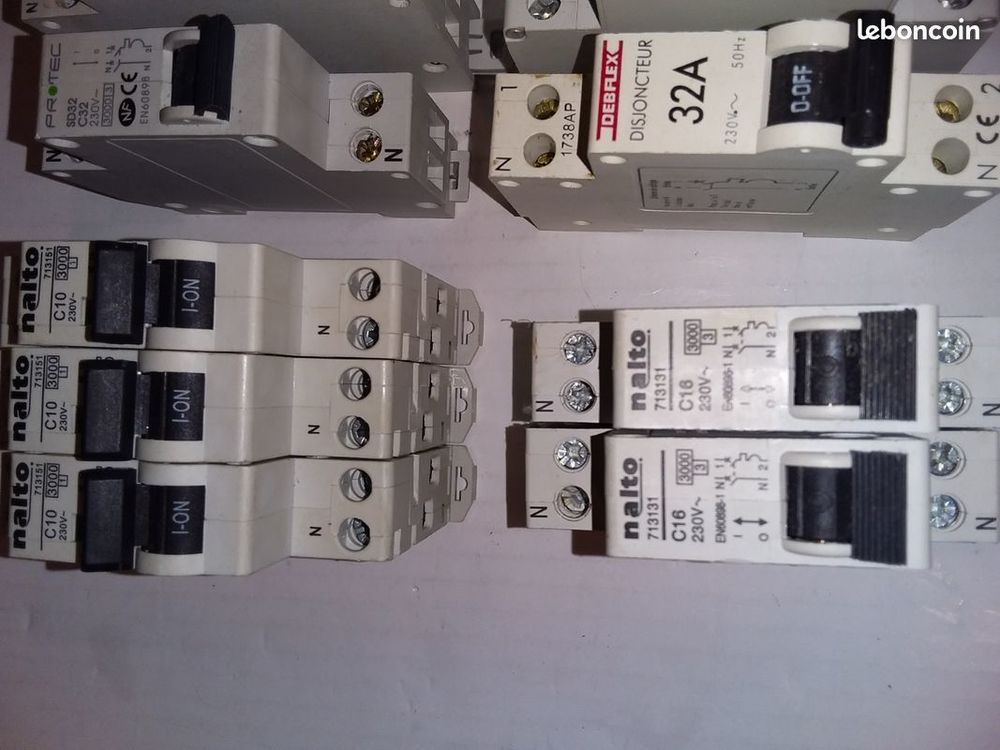 Lot n�150 9 disjoncteurs 19 Serres-Castet (64)
