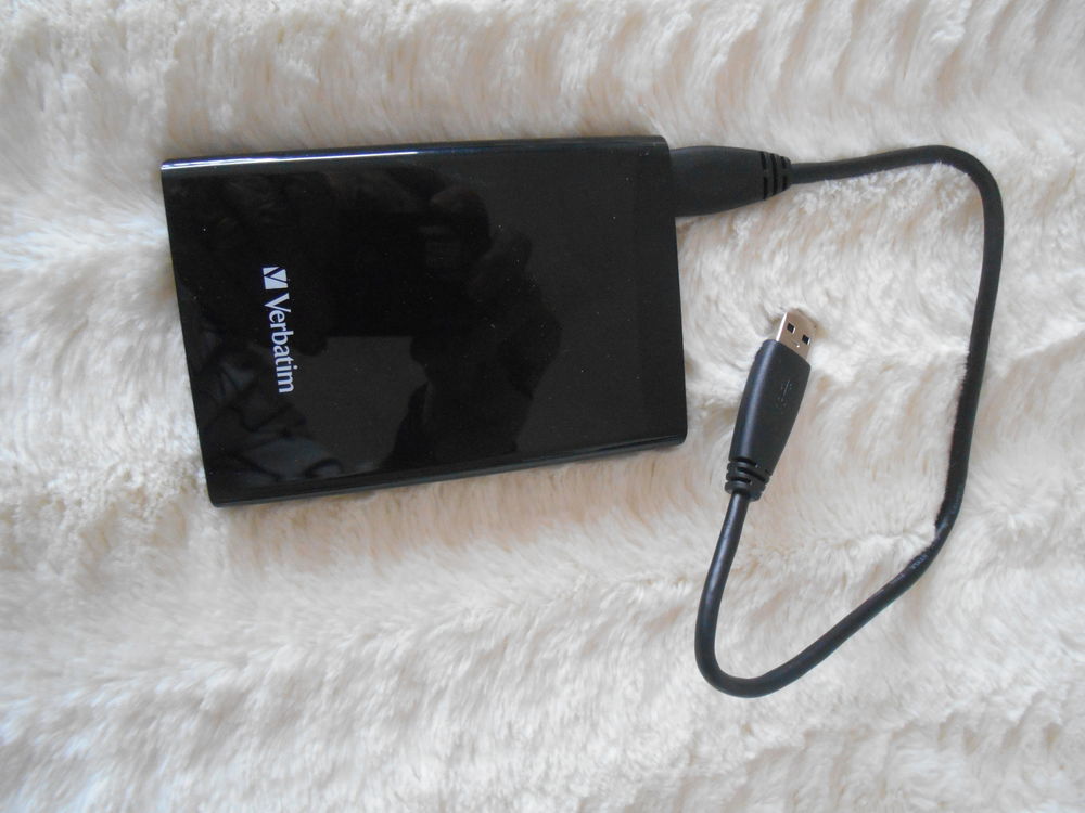 DISQUE DUR EXTERNE NOIR AVEC SON BRANCHEMENT
45 Dijon (21)