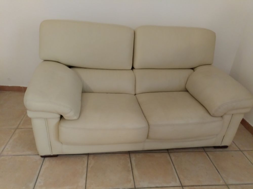 Divan en cuir deux places 200 Saint-Laurent-d'Aigouze (30)