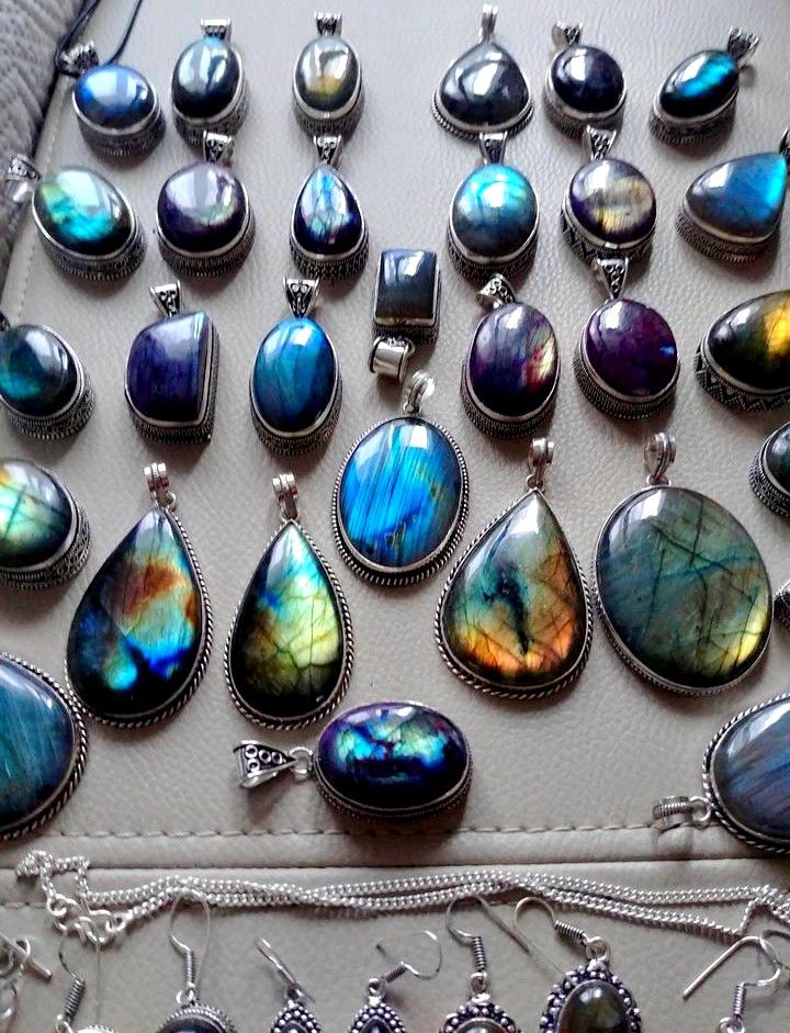 Divers bijoux (lithoth�rapie) jamais port�.+ cordon offert 20 Toul (54)