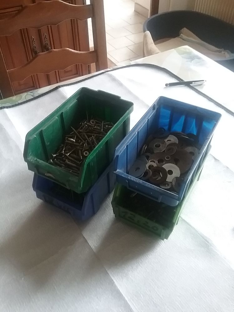 Divers casiers empilable avec materiel dans les casiers 1 Boutervilliers (91)