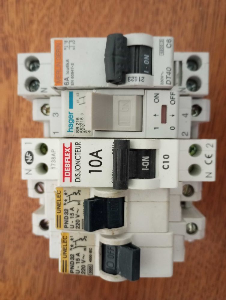 divers disjoncteurs,contacteurs jour,nuit. 12 Paris 17 (75)