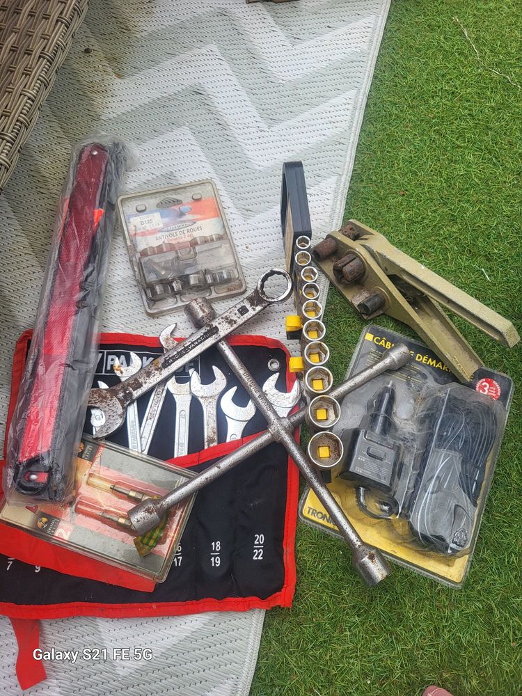 Lot divers outils v�hicule 25 Lorient (56)