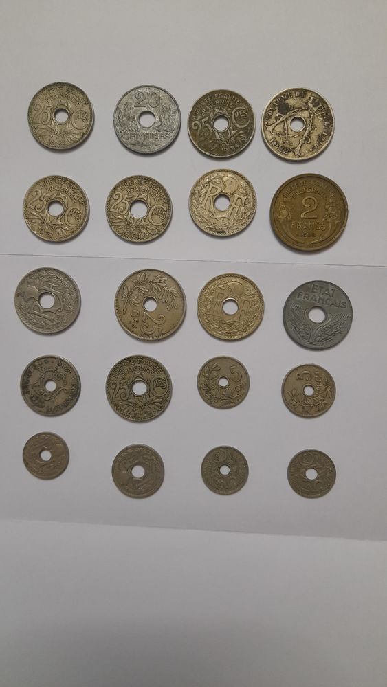 divers pieces de monnaie troue du debut 1900 250 Martignat (01)