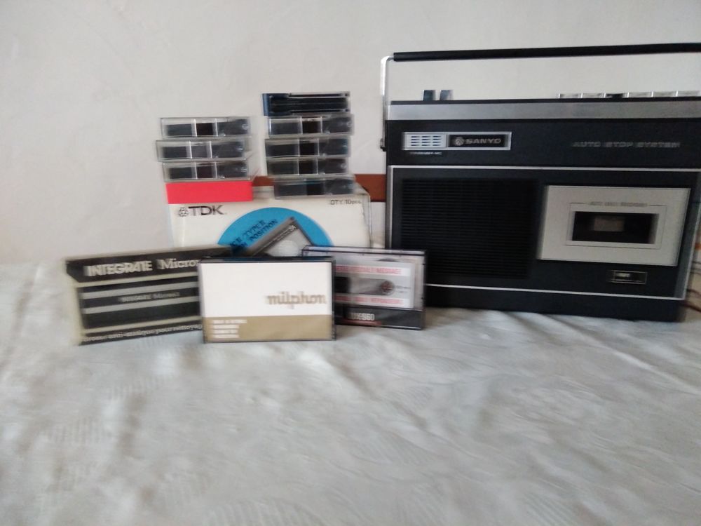 divers: vinyles , K7 audio + lecteur enregistreur , etc;;
0 Nancras (17)