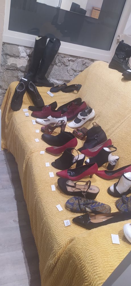 DIVERTS CHAUSSURES ET BOTTES  POUR 
FEMMES OU TRAVESTIS 6 Tourette-du-Ch�teau (06)