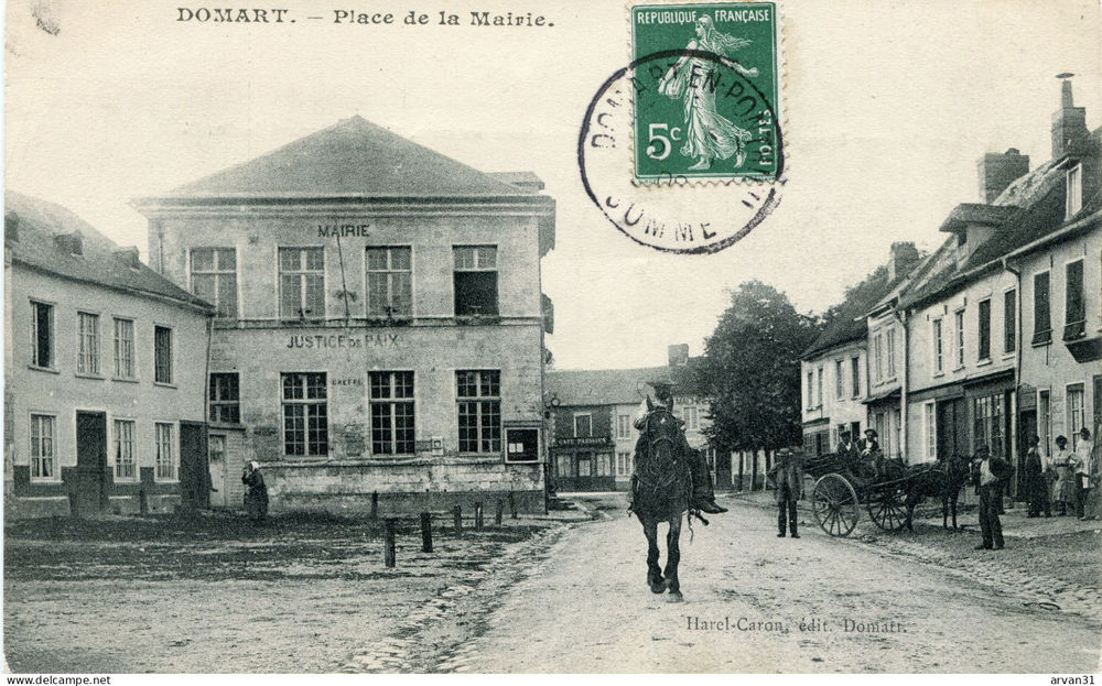 Cpa du 80 DOMART en PONTHIEU -Place de la Mairie. 25 Lucheux (80)