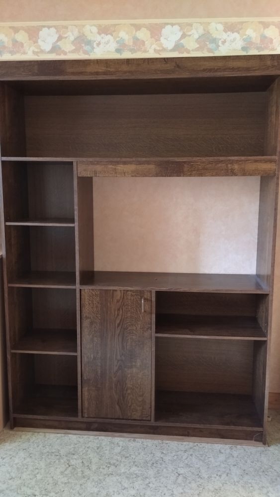 je donne blioth�que . longueur 1,30m , largeur  35cm , hauteur  1,82m 0 Beaumont-Hague (50)