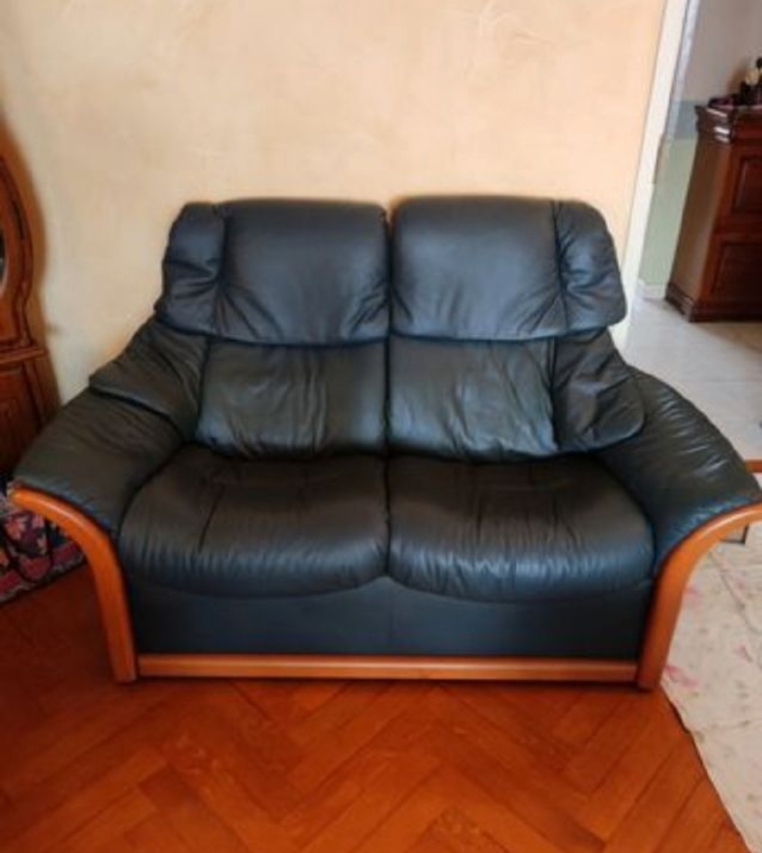 Donne canap� deux places en cuir noir et bois tr�s bon �tat 0 Licq-Ath�rey (64)