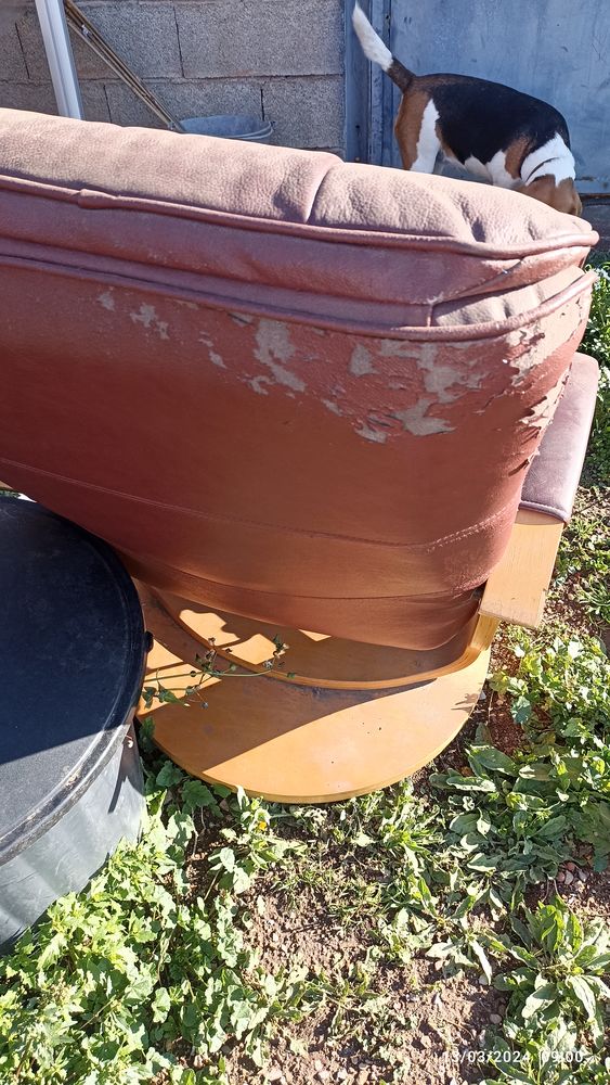 Donne fauteuil confortable et son repose pied 0 Frontignan (34)