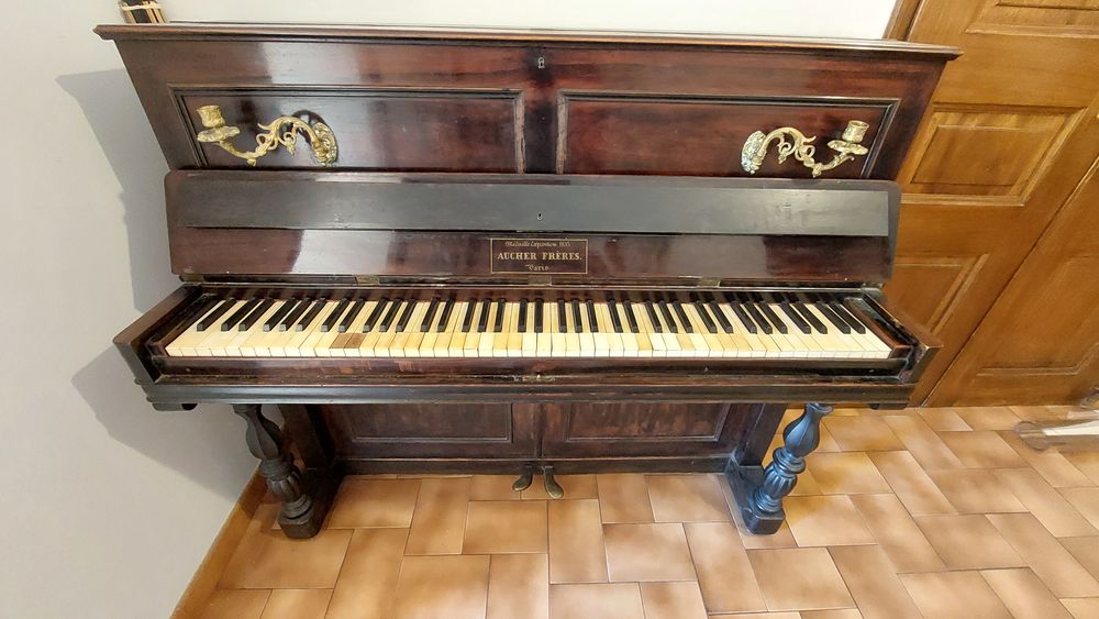 Donne Piano AUCHER FRERES de 1855 0 Bouc-Bel-Air (13)